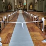 Półkule z różyczek piankowych białych dekoracja na ławki
