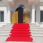 Mix złotych ścianek przestrzennych z pytaninami