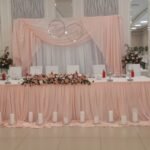 Przewieszka tkaninowa baby rose na ściankę upięta regulowana długość