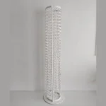 Postument na kompozycję kwiatową biały z wiszącymi diamentami wys. 90 cm