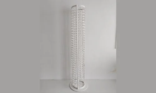 41 Postument na kompozycję kwiatową biały z wiszącymi diamentami wys. 90 cm - obrazek 1