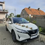 Samochód nissan Qashqai wraz z kierowcą i dekoracją
