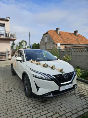 Samochód nissan Qashqai wraz z kierowcą i dekoracją