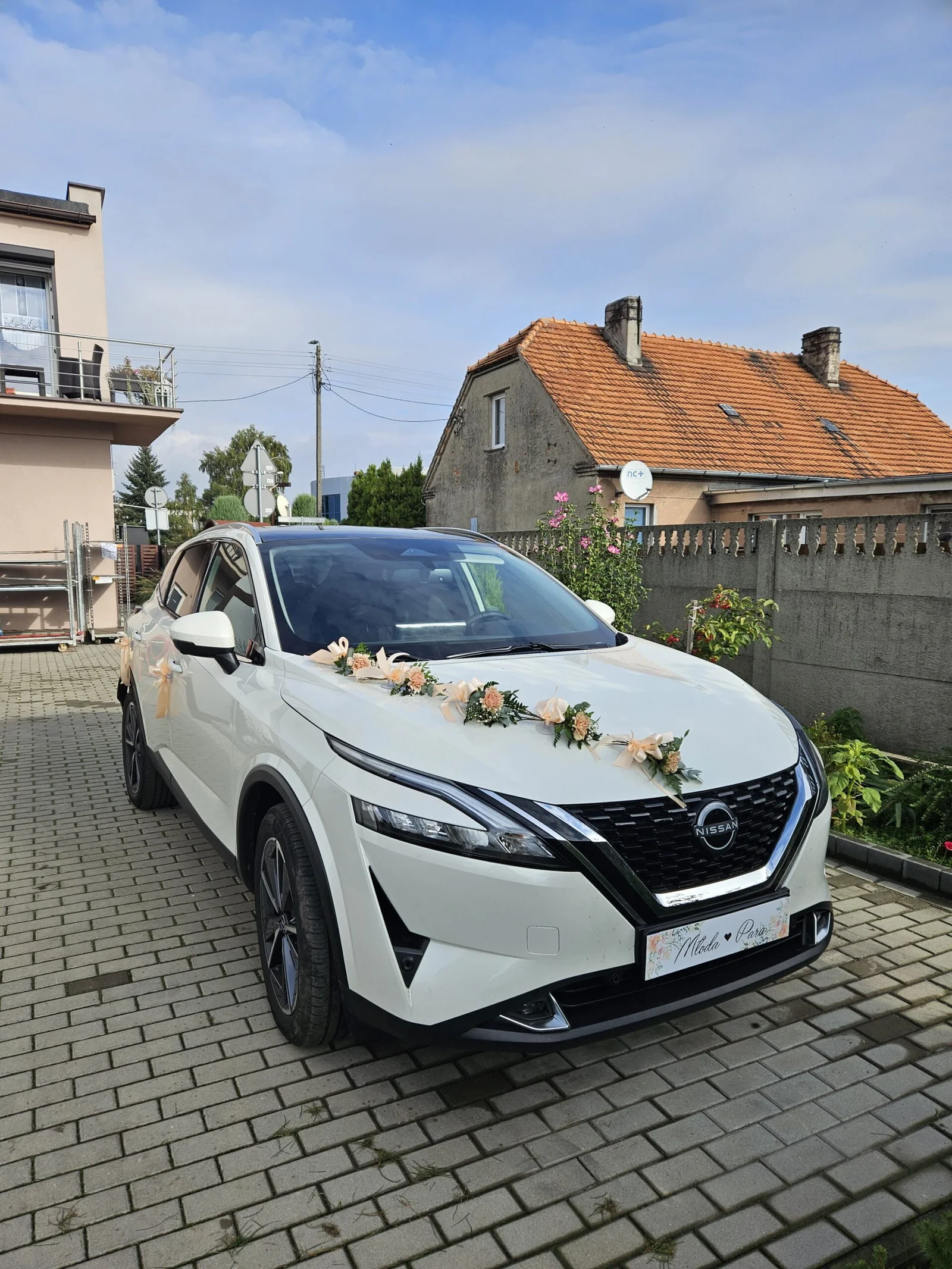 20231013_105234-scaled Samochód nissan Qashqai wraz z kierowcą i dekoracją - obrazek 1